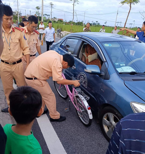 Thầy giáo ngồi uống nước, học viên tập lái tông chết bé gái 3 tuổi ở Nam Định